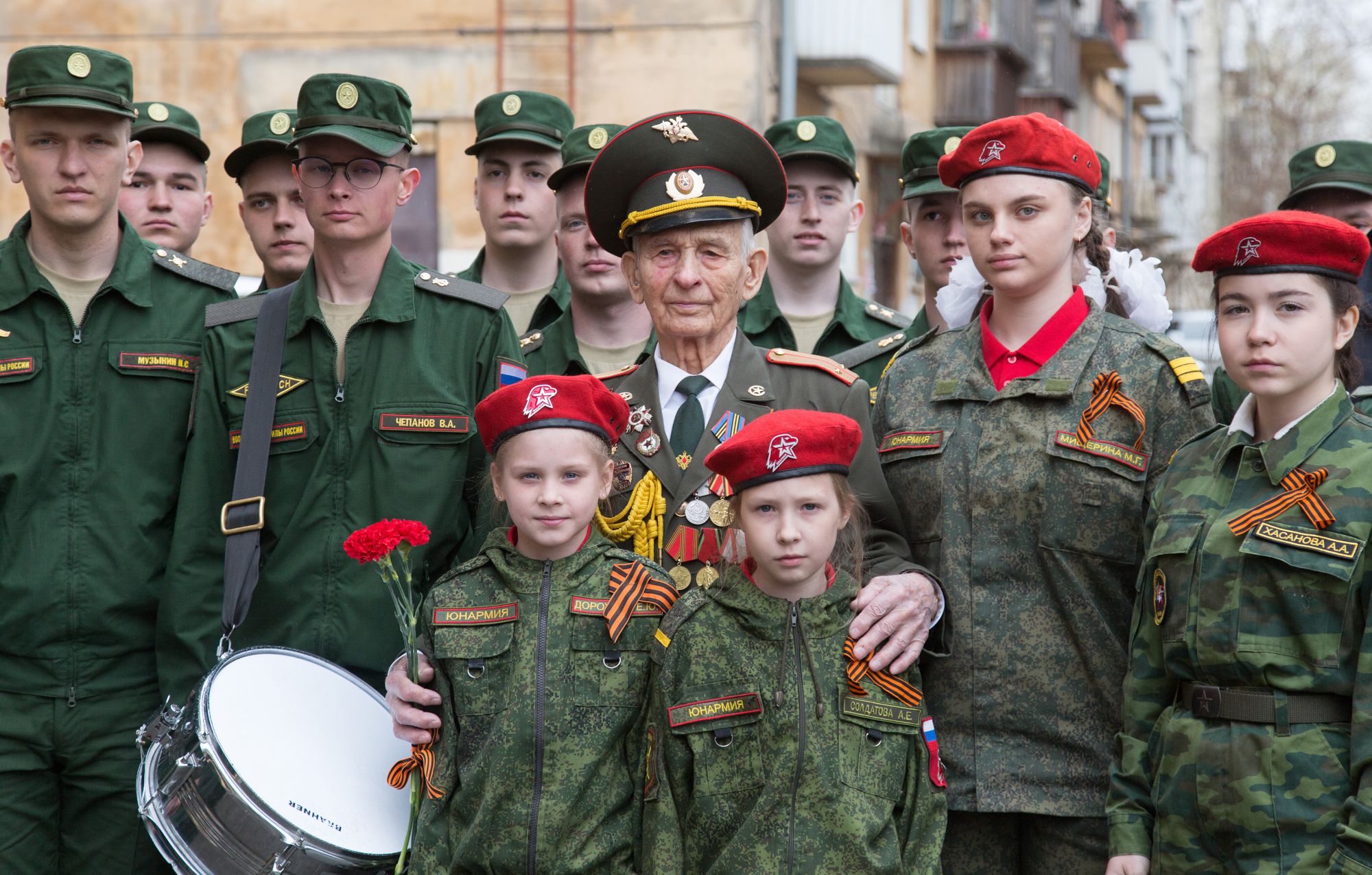 Уральские военные провели концерт под окнами для ветерана в Нижнем Тагиле |  05.05.2022 | Екатеринбург - БезФормата